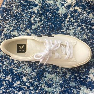 White/Black Veja chrome free leather tennis shoe in a size 38 (U.S. size 7/7.5)